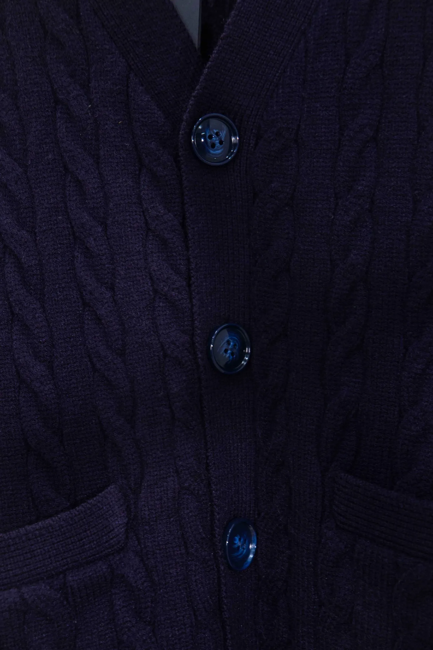 P210 model number: Y198 Ralph Lauren men's cardigan jacket men's hemp flower cardigan. The version is really good-looking. It can be worn alone or as a jacket to be worn inside or outside. The upper body shows personal fashion charm. Four colors are available. Same style for men and women. A must-see item for new summer products. Hang tag. Hanging beads. Washable packaging bag. Full set of accessories. Very good appearance. Super exquisite workmanship. Size: S-XL